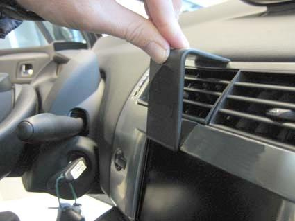 En hand justerar en del av instrumentbrädan i en Citroën C4.