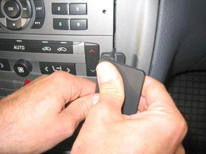 En hand som justerar en del av instrumentpanelen i en Citroen C5.