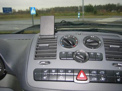 Instrumentpanel med luftventiler, knappar och digital display i en Mercedes Benz Vito.