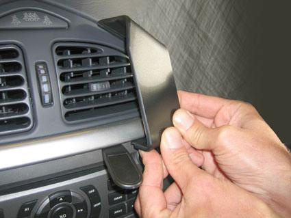 Montering av en vinklad, hög ventilationskon i Citroen C5 II 05-07.