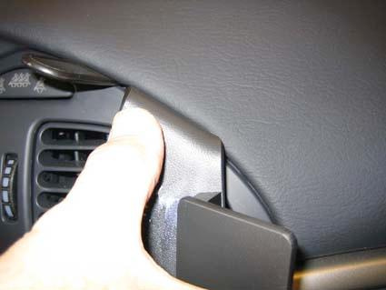 En hand håller i en del av innredningen i en Citroën C5 II.