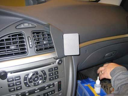 Inredning av en Citroen C5 II med kontrollpanel och hand som utför arbete.