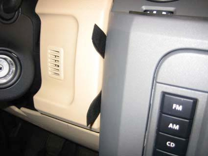 Centrerad instrumentpanel med luftventil och kontroller.