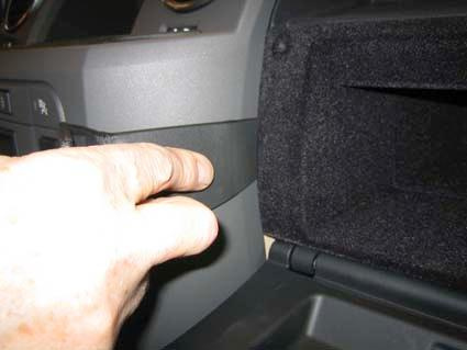 Hand pekar på ett område i interiören av en Landrover Discovery/LR3.