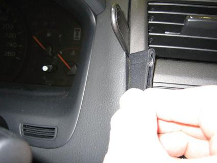 En hand justerar en del av instrumentbrädan i en Honda Accord 03-07.