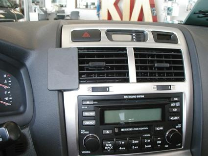 Instrumentpanel med luftventiler och ljudsystem för Kia Sportage 05-10.