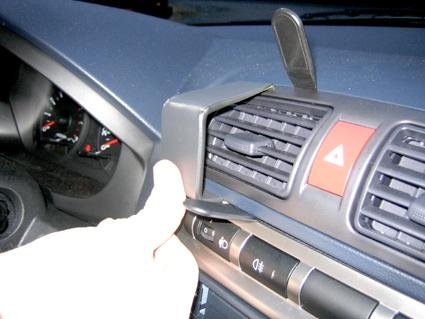 Monteringsbygel för ProClip i Kia Picanto, centralt placerad.