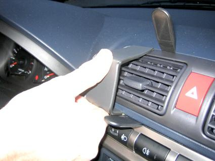 Monteringsbygel fästs på en bils instrumentbräda nära luftventil.