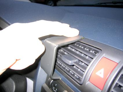 Hålls ett finger på en monteringsbygel vid luftventilen i en Kia Picanto.