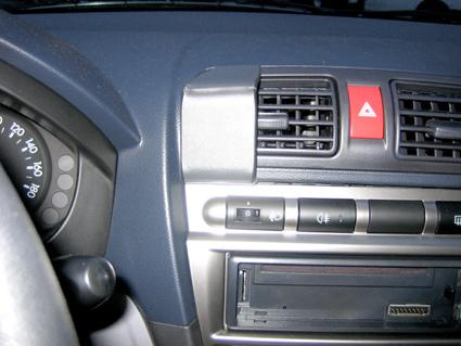 Kontrollpanel i en Kia Picanto med luftventiler och knappar.