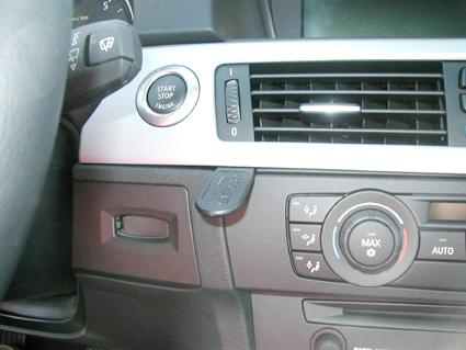 Centrerad kontrollpanel med knappar och luftventiler i BMW E90/E91/E92/E93.