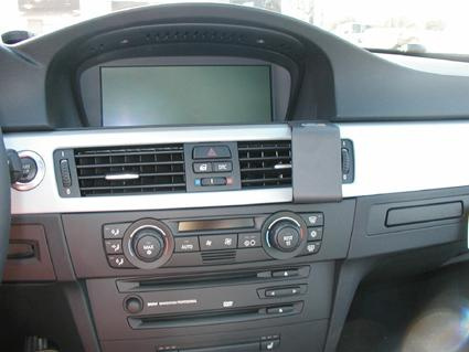 Instrumentpanel med navigationssystem och luftkonditionering.