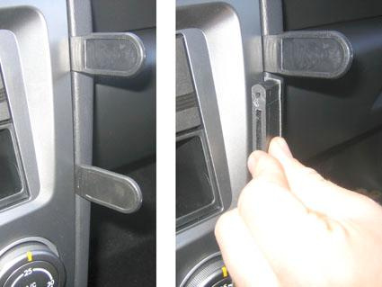 Det visas en vinklad del av instrumentpanelen med handtag.