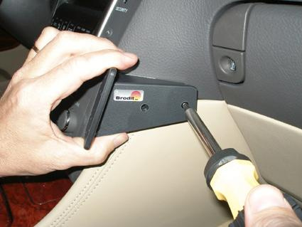 En hand som använder en skruvmejsel på en montering för Lexus GS.