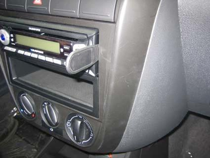 Instrumentpanel med radio och kontrollknappar i Volkswagen Fox 05-11.