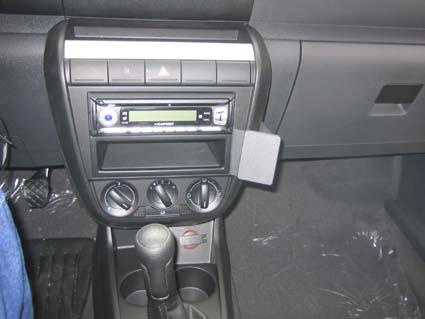 Bilens innerkonsol med radio och klimatanläggning.