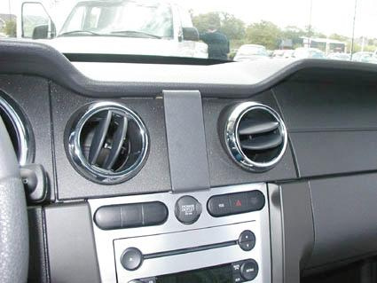 Instrumentpanel med luftutblås och kontroller i en Ford Mustang 05-09.