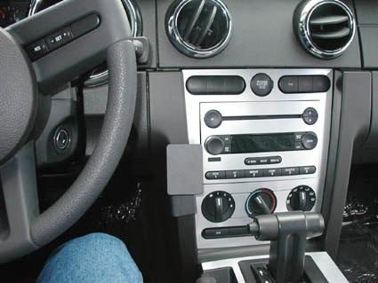 Interiör av Ford Mustang 05-09 med instrumentpanel och växelspak.