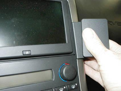 Monteringsbygel som fästs vid bilens mittkonsol.