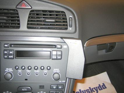 En bilradio med kontroller och en vinklad högersida.