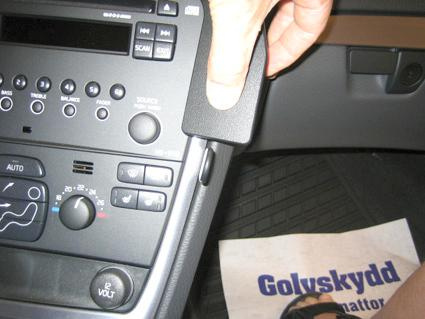 Vinklad hög träpanel till Volvo V70 05-08, med kontroller och design.