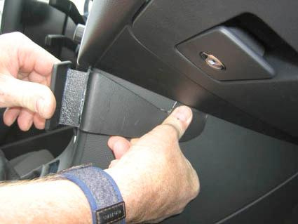 En hand justerar en säkerhetsbältesdel i en Volkswagen Passat.