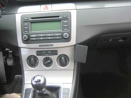 Instrumentpanelen i en Volkswagen Passat 05-14 med radio och reglage.