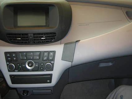 Montering av ProClip i bilens instrumentpanel, vinklad design.