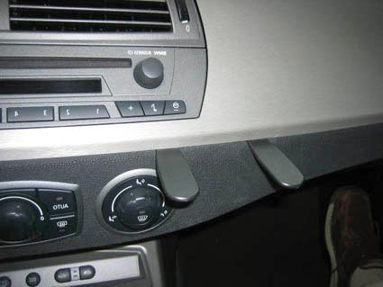 Monteringsbygel för BMW Z4, vinklad, installerad i instrumentbrädan.