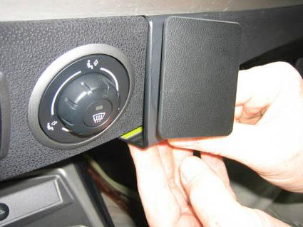 Monteringsbygel i vinkel för BMW Z4, monteras nära kontroller.