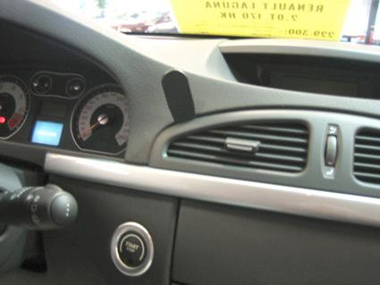 Instrumentbräda med mätare, luftventil och startknapp.