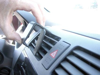 En hand som justerar en luftventil i en Suzuki Swift.