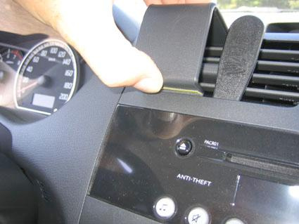 En hand justerar en del av instrumentbrädan i en Suzuki Swift.