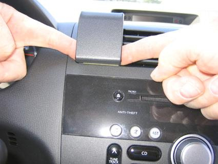 Två fingrar trycker på en bilkontroll panel i en Suzuki Swift 05-10.