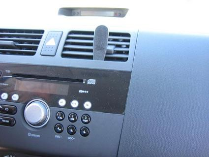 Bilinteriör med kontrollpanel och radio för Suzuki Swift 05-10.