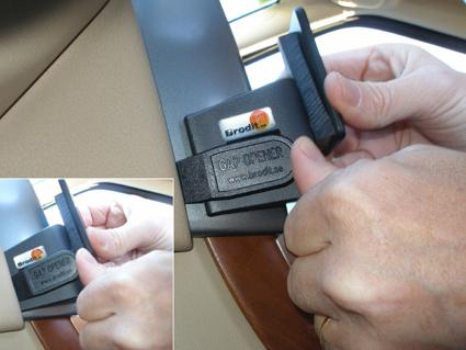 En person fäster en hållare på en bilsäkerhetsbåge.