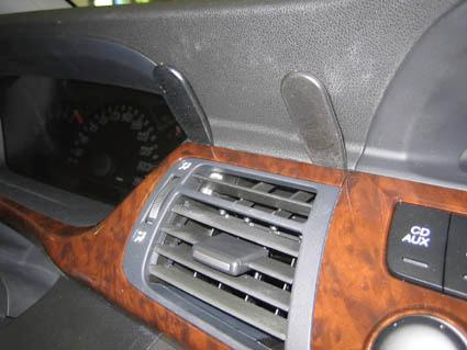 Instrumentpanel med luftventiler och kontroller, trälook.