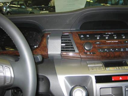 Centrerkonsol i en Honda FR-V med träinlägg och kontrollknappar.