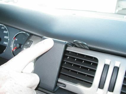 En hand pekar på en ventilationsöppning i en Chevrolet Impala.