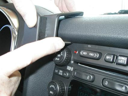 Monteringsbygel installeras på Chevrolet SSR för att fästa tillbehör.