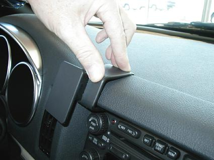 En hand monterar en bygel på instrumentpanelen i en Chevrolet SSR.