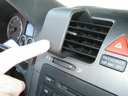 En ventilationströja med reglage och indikatorer i en Volkswagen Golf V Variant.