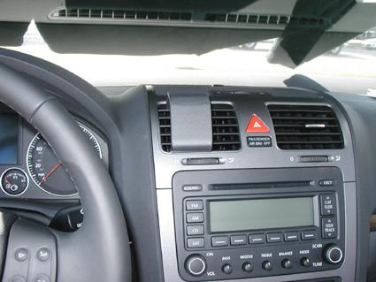 Instrumentbräda med växelspak och radio för Volkswagen Golf V Variant.
