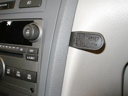 Monteringsbygel för Chevrolet HHR, vinklad, installerad i bilens interiör.