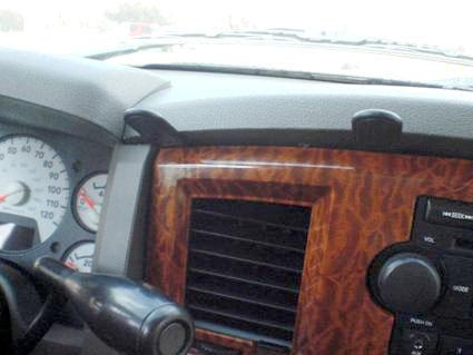 Interiör av Dodge Ram Pick Up 06-08 med träpanel och bilinstrument.