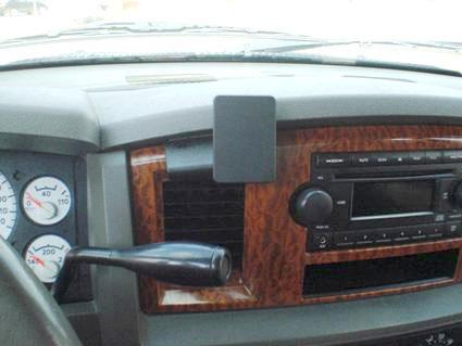 En bilinteriör med instrumentpanel och radio för Dodge Ram 06-08.