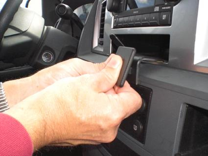 Hand som ansluter en enhet till bilen, Dodge Ram Pick Up 06-08.