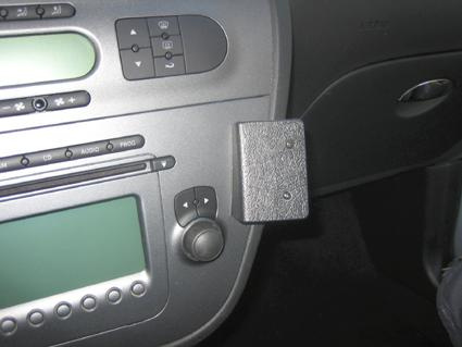 En vinklad panel med kontroller och en knapp i en bil.