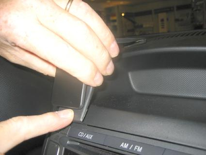 En hand justerar en del på instrumentpanelen i en Citroen C1.