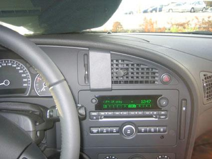Instrumentpanel med radio och klimatanläggning i en Saab 9-5.